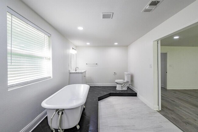 Building Photo - 527 FM 787