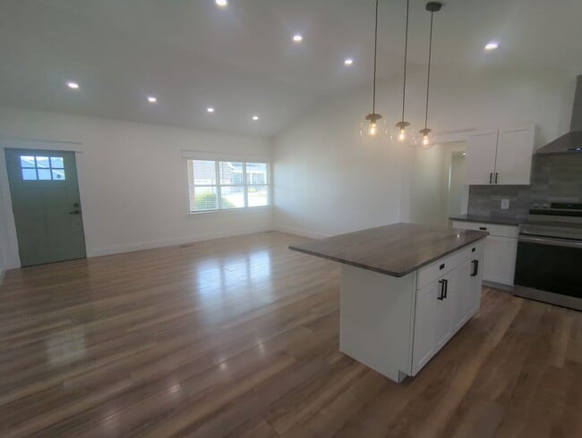Building Photo - NICE SPACIOUS House in Holly Hills