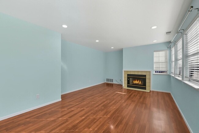 Building Photo - Updated Family Spacious Home w/ Fenced in ...