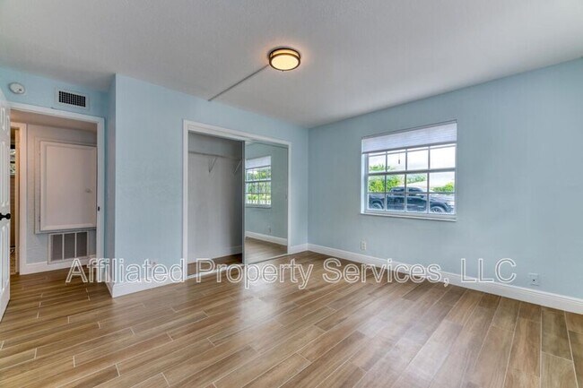 Building Photo - 5207 N Flagler Dr