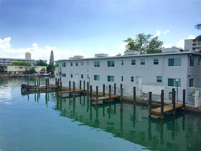 Building Photo - 7207 Bay Dr