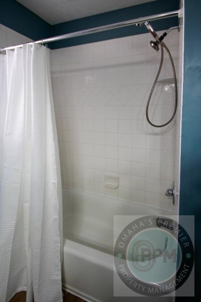 Building Photo - Charming 6 Bed 2 Bath Home Near the Offutt