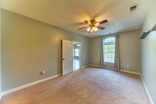 Building Photo - Wonderful 2 bedroom 2 bath Condo End Unit ...