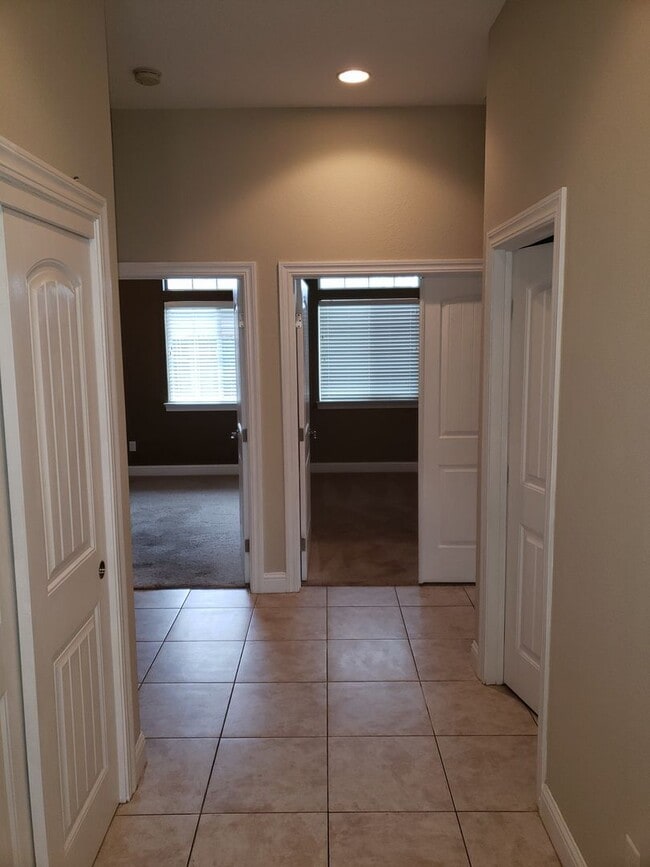 Building Photo - LARGE 3 BED 2 BATH HOUSE IN LAKE CALIFORNIA