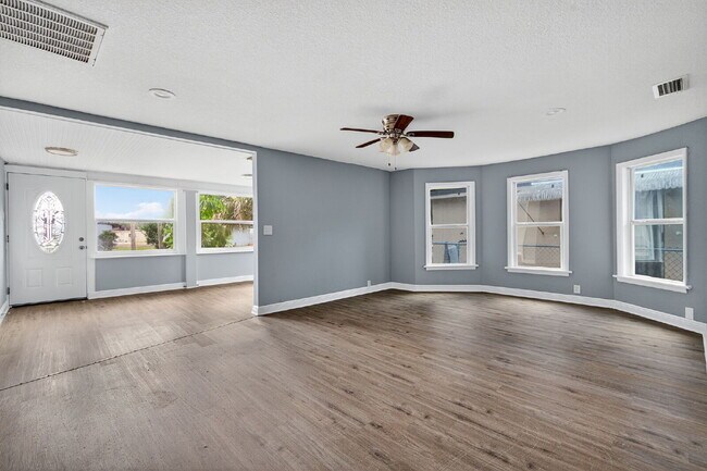Building Photo - Location, Location, location! Large 3 Bedroom, 2 Bathroom Home for rent. This home has recently b...