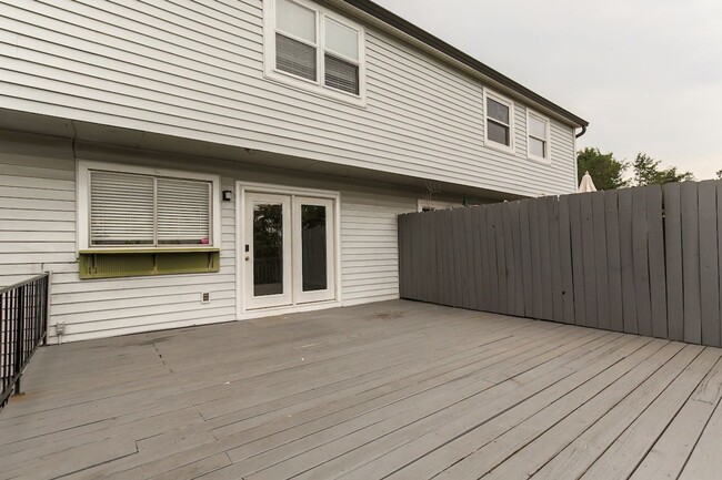 Building Photo - 3 bed, 2.5 bath Townhome, Amazing New Deck...