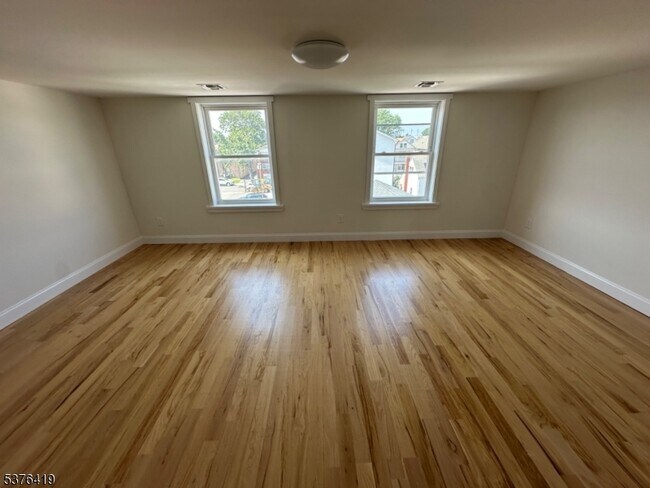 Building Photo - 922 Kenneth Ave