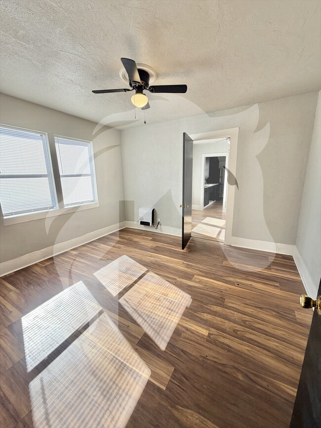 Building Photo - 332 S Pine St