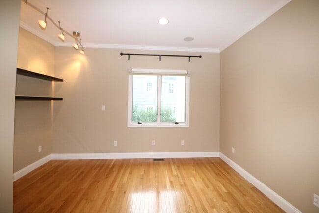 Building Photo - 141 Grovers Ave