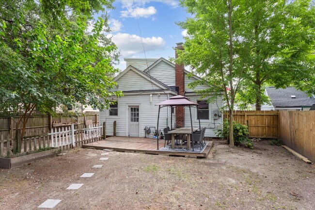 Building Photo - "Charming 3-Bedroom Retreat with 2 Full Baths in Hampton – Spacious 1494 Sq Ft Gem!"