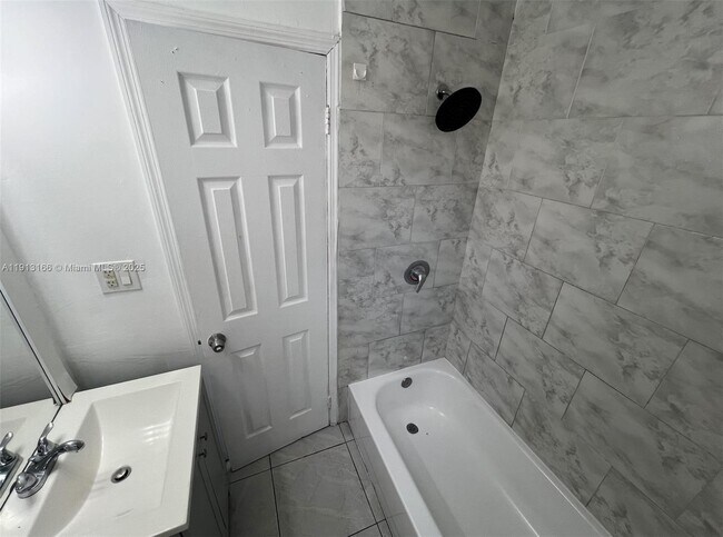 Building Photo - 1935 SW 2nd St