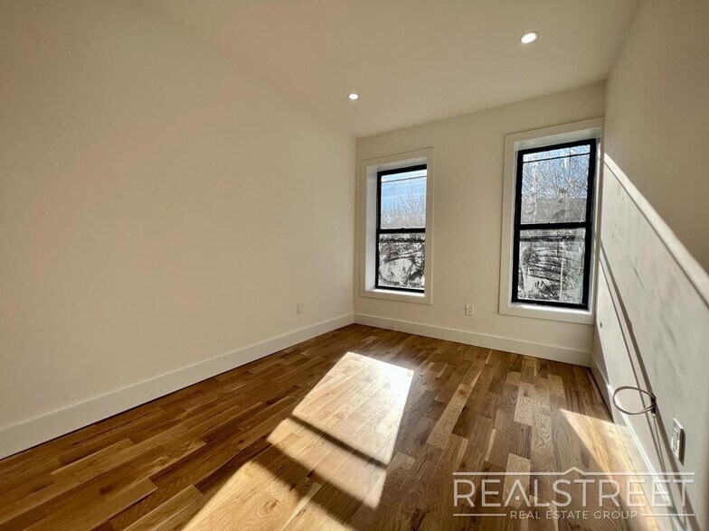 Building Photo - Stunning 4 Bed 2 Bath in Clinton Hill with...