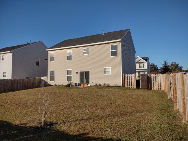 Building Photo - Fabulous Four Bedroom Home in Southeast Columbia!