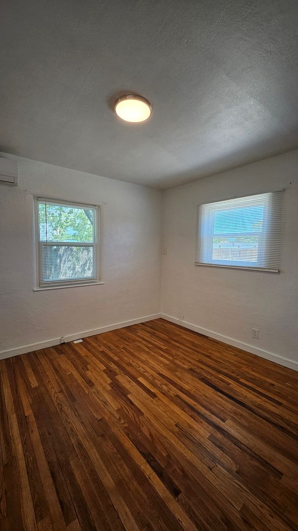 Building Photo - 2 Bed 1 bath