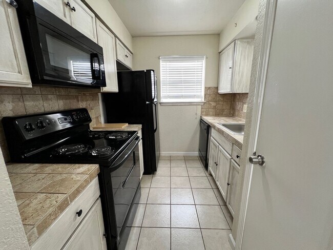 Building Photo - ground floor 1 bedroom condo!