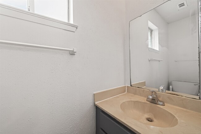 Building Photo - 7523 La Pl Dr