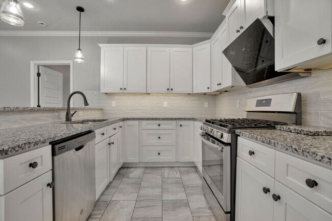Building Photo - Very well maintained 4 Bed 3 Bath home in Great Location!