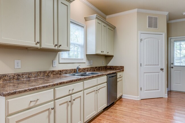 Building Photo - Feels Like New 3 Bed 2 Bath Minutes from High Point University!