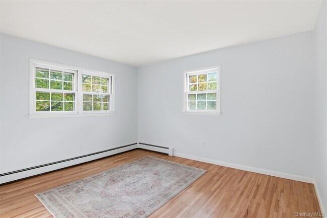 Building Photo - 14 Flax Pond Woods Rd