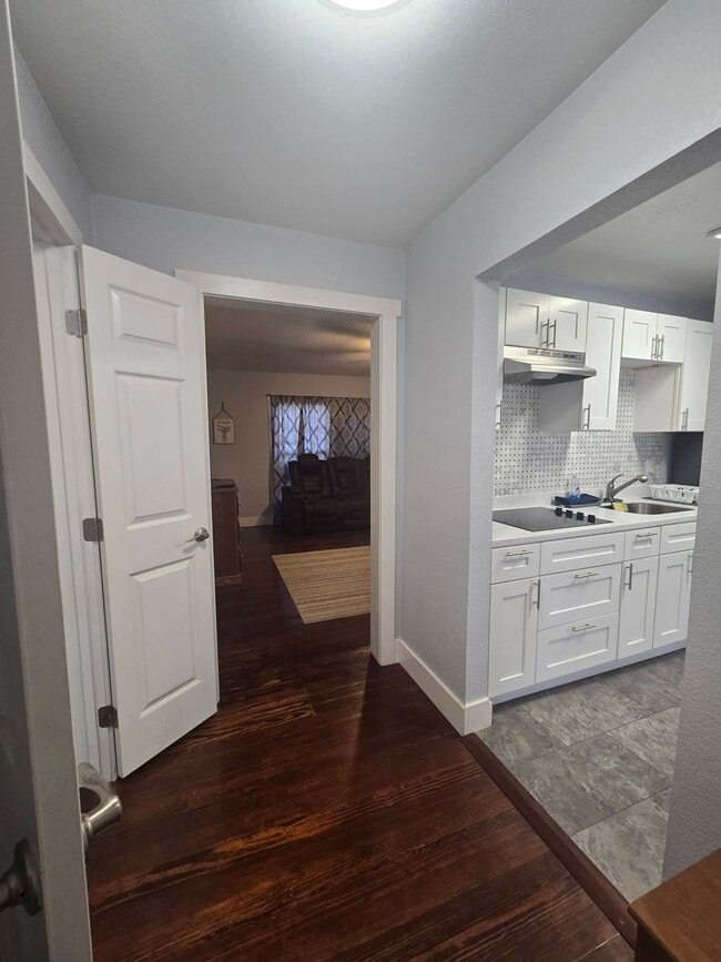 Building Photo - 1305 N Main St