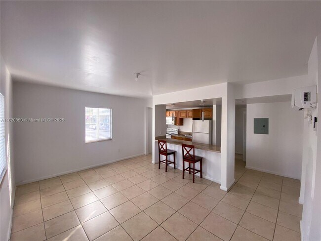 Primary Photo - 7130 Rue Versailles Dr