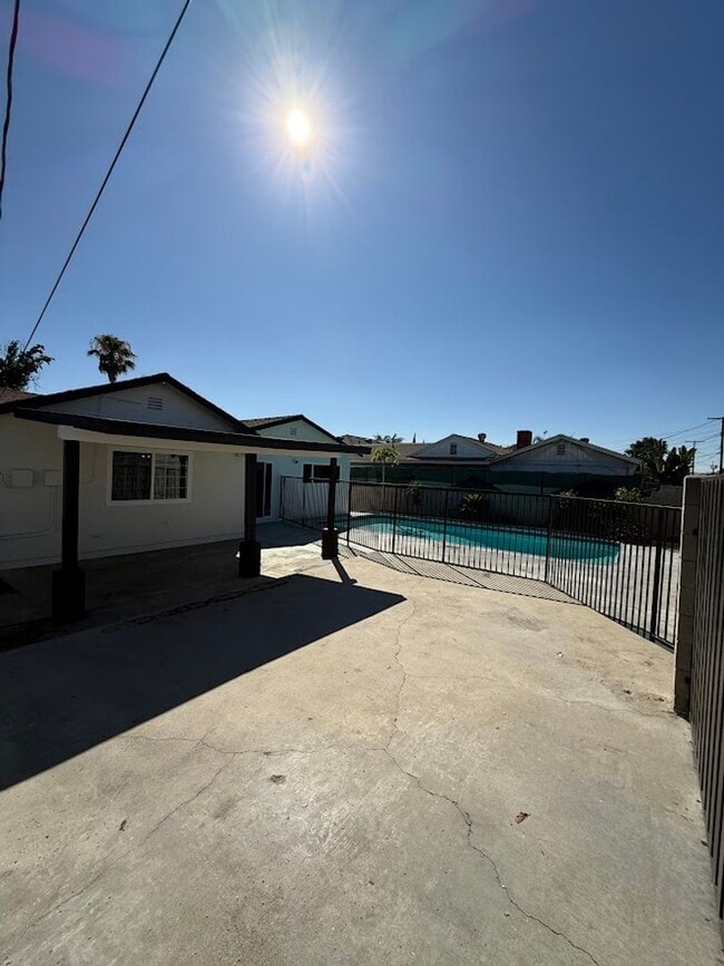 Building Photo - Beautiful 4 Bedroom, 2 Bathroom Arleta Hom...