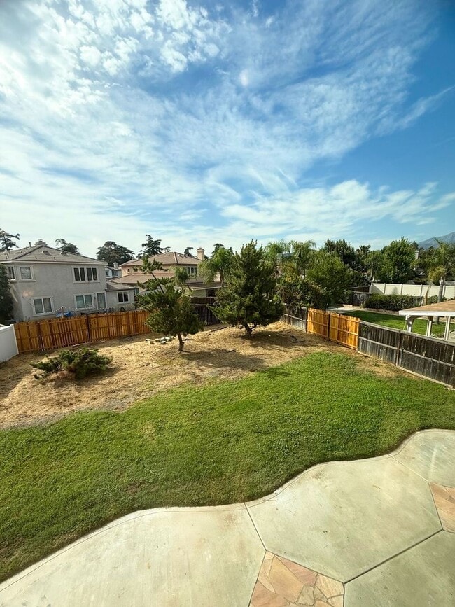 Building Photo - Beautiful Newly Upgraded 4 bedroom 3 bathr...