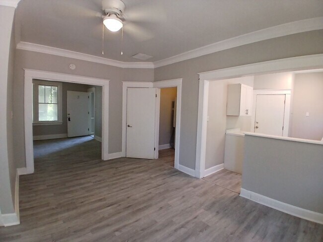 Building Photo - Newly Remodeled Studio | Modern Finishes & In-Unit Laundry