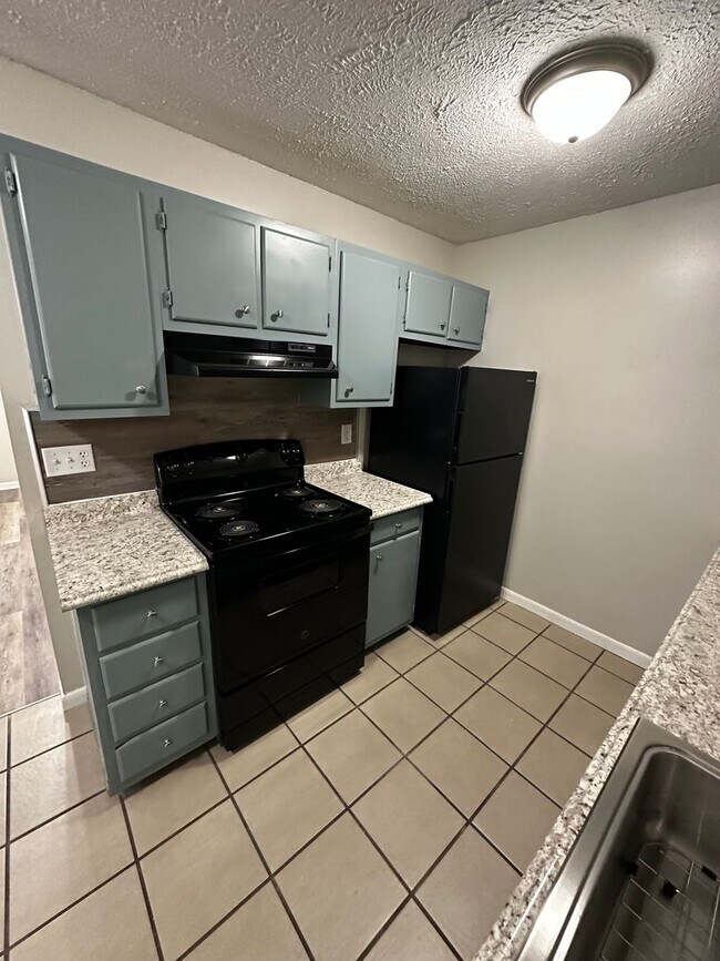 Building Photo - Newly Renovated 1 Bedroom, available Mid A...
