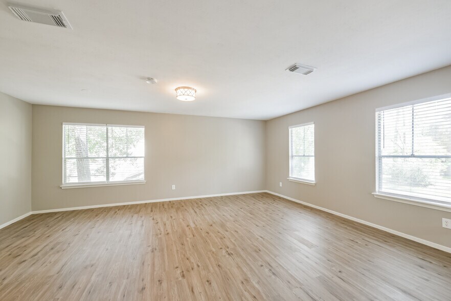 Building Photo - 2051 Oak Shores Dr