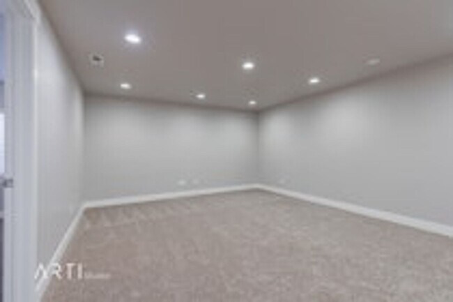 Building Photo - 1317 North Silver Crest Drive