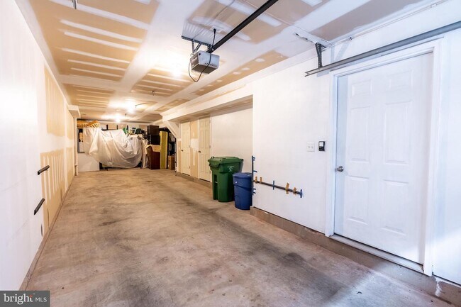 Building Photo - 530 Canton Ct