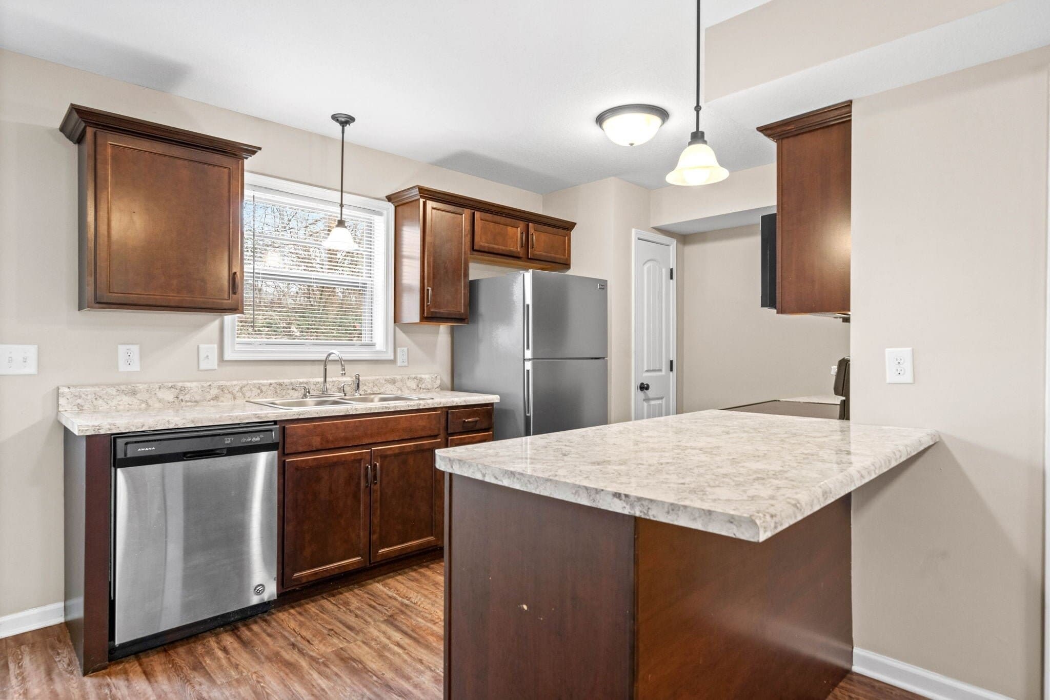 Building Photo - 1560 E Knollwood Cir