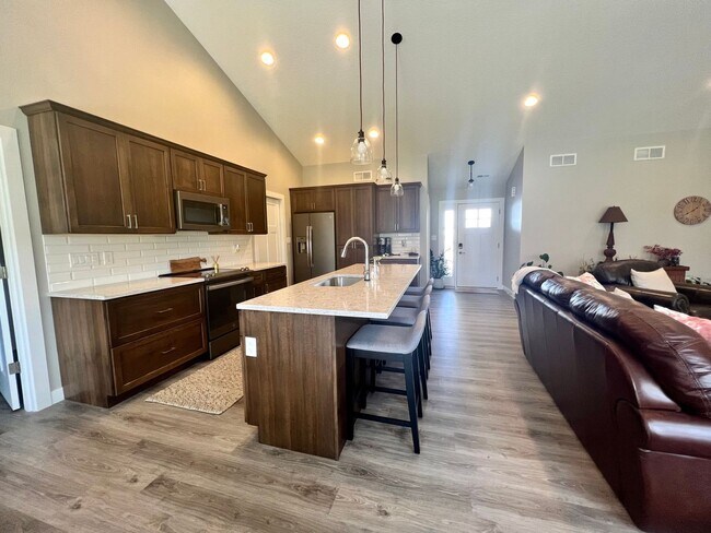 Building Photo - Fully Furnished 3-Bed House in Cedar Falls