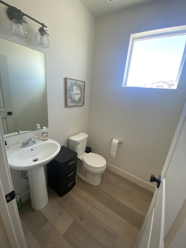 Building Photo - Breathtaking Desert Color 3 bed 2.5 bath townhome for rent!