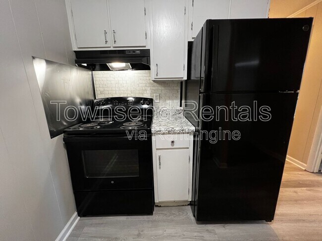 Building Photo - 5853 Century Oaks Dr