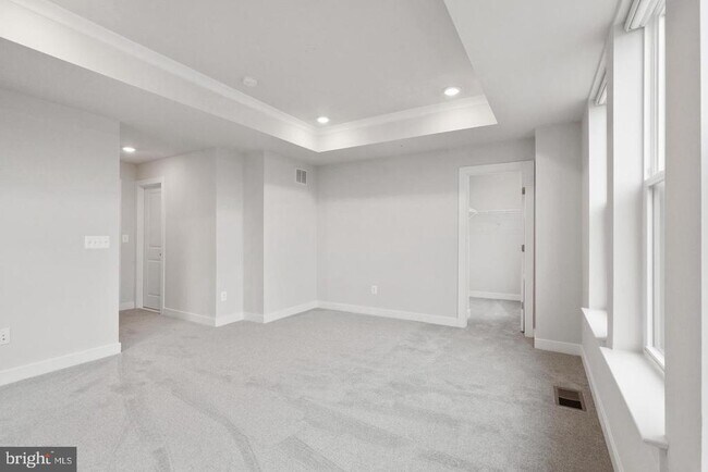 Building Photo - 45176 Drowes Ter