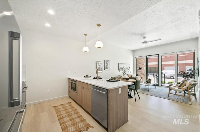 Building Photo - Stylish 1 Bed, 1 Bath Main-Level Condo in ...