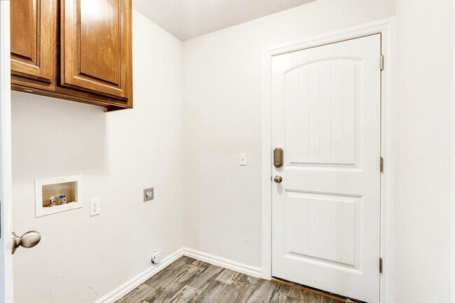Building Photo - 3104 Loren Dr
