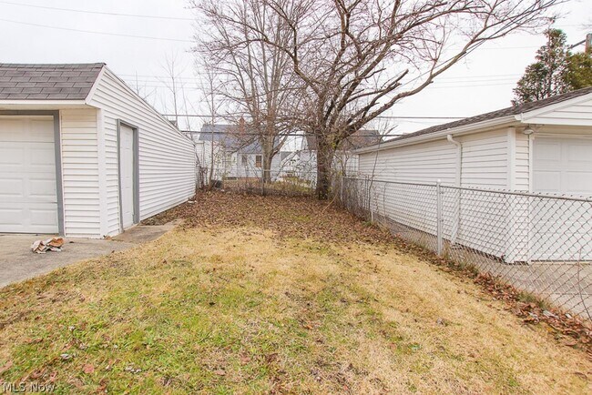 Building Photo - 15305 Rockside Rd