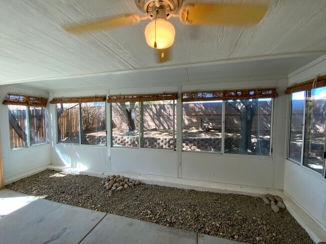 Building Photo - 3 Bedroom Single Story Home Near Unser Blv...