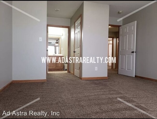 Building Photo - Spacious and Affordable Duplex in Peculiar-Available in JUNE!!