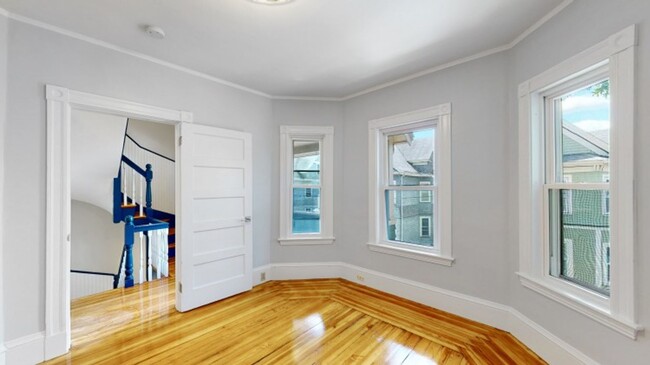 Building Photo - Massive 5 Bed