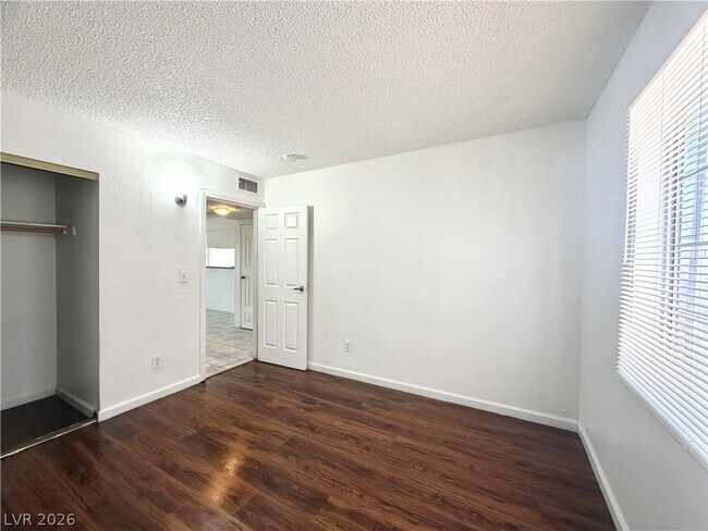 Building Photo - 3427 E Cheyenne Ave