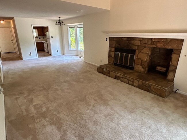 Building Photo - 4 Bed | 2 Bath Townhouse near NCSU - MOVE ...