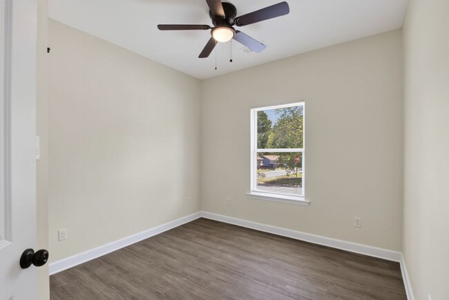 Building Photo - Inviting Home with Bright Interiors & Ceiling Fans Throughout - Comfortable Rental with Everyday ...