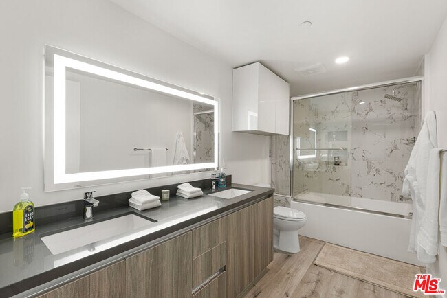 Building Photo - 4806 Sylmar Ave