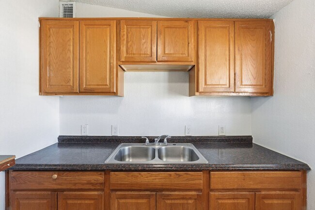 Building Photo - Pending/ Rented - Beautifully Remodeled Home in a Central Tucson Location!