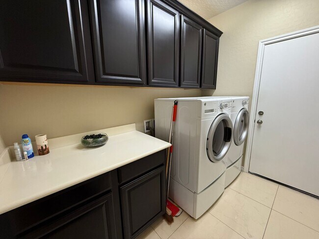 Building Photo - Luxury 6/BD 4.5/BA Large Furnished Home with Dual Primary Suites in Gated Community