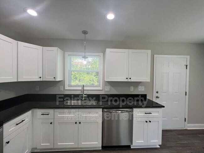 Building Photo - 2109 Hart St